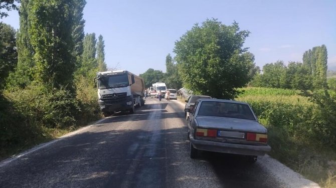 Üç Aracın Karıştığı Zincirleme Kazada Mikser Sürücüsü Hayatını Kaybetti