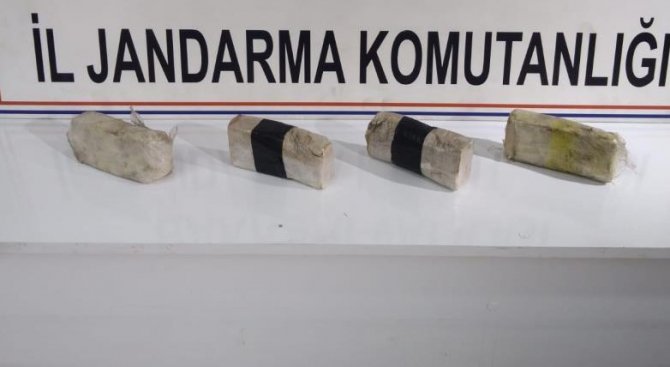 Yarım Kilo Eroinle Yakalanan Kadın Tacir Jandarmanın Takibinden Kaçamadı