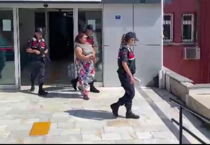 Yarım Kilo Eroinle Yakalanan Kadın Tacir Jandarmanın Takibinden Kaçamadı
