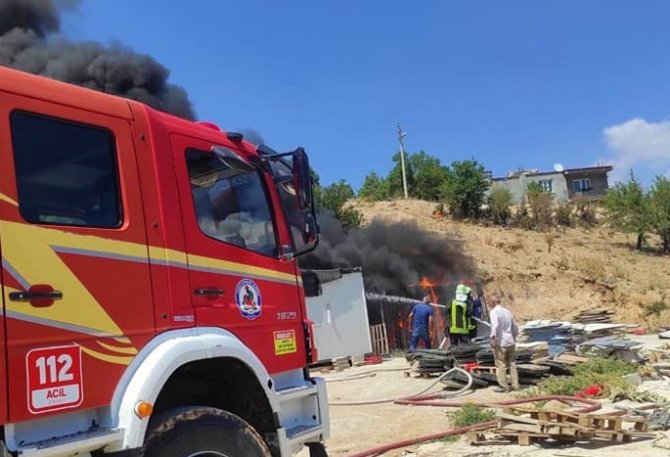İ̇şçilerin Kaldığı Konteynerde Çıkan Yangında Faciadan Dönüldü