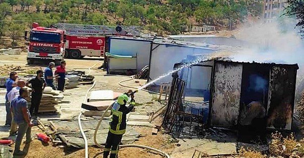 İ̇şçilerin Kaldığı Konteynerde Çıkan Yangında Faciadan Dönüldü