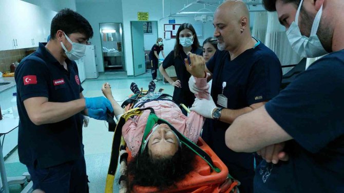 Samsun’da Traktör Şarampole Yuvarlandı: 2 Yaralı