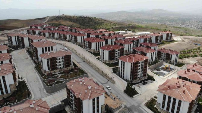 Elazığlı Depremzedeler Yeni Toki̇ Binalarında Güven İçerisinde Yaşıyor
