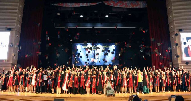 Erü Eğitim Fakültesi’nde Mezuniyet Heyecanı