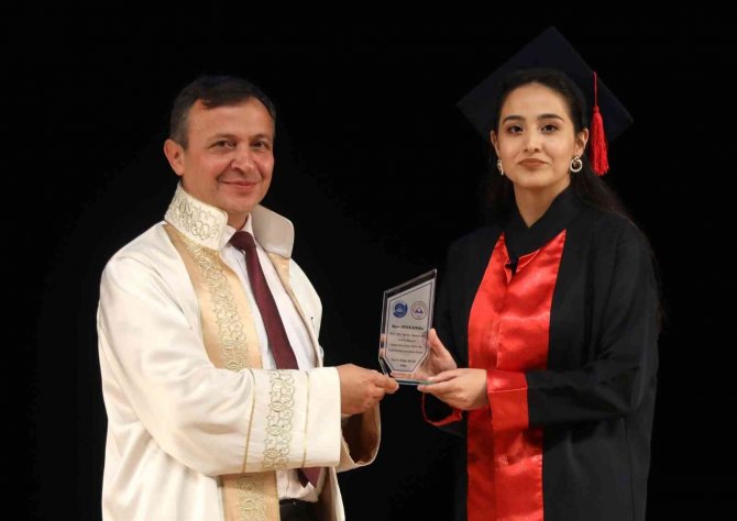 Erü Eğitim Fakültesi’nde Mezuniyet Heyecanı