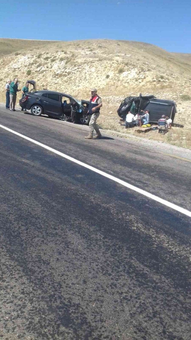 İ̇ki Otomobil Kafa Kafaya Çarpıştı: 4 Yaralı