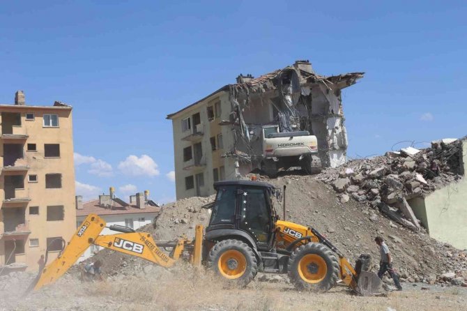 Eski Polis Lojmanlarının Yıkımına Başlandı