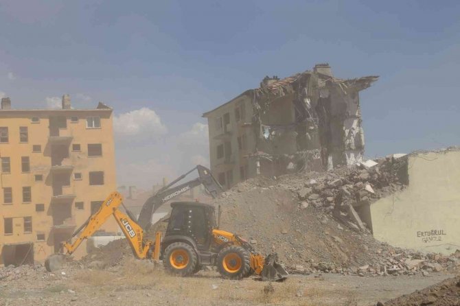 Eski Polis Lojmanlarının Yıkımına Başlandı