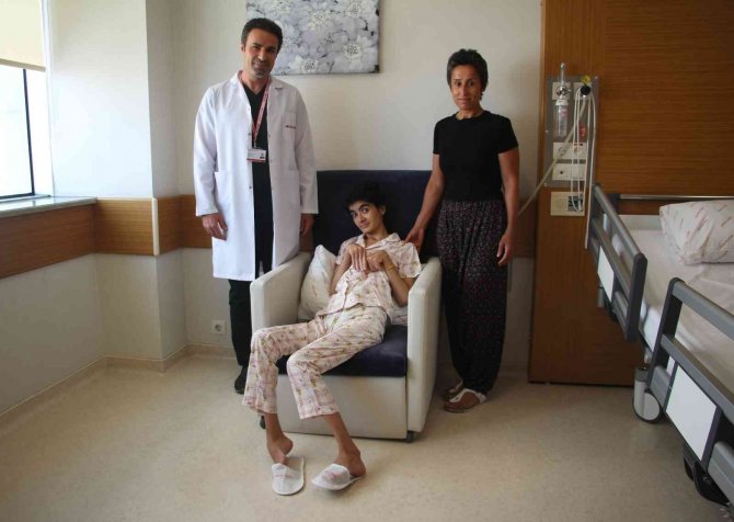 Kalbi Durup Bitkisel Hayata Giren Genç Kız Kök Hücre Nakli İle Hayata Tutundu