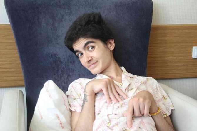 Kalbi Durup Bitkisel Hayata Giren Genç Kız Kök Hücre Nakli İle Hayata Tutundu