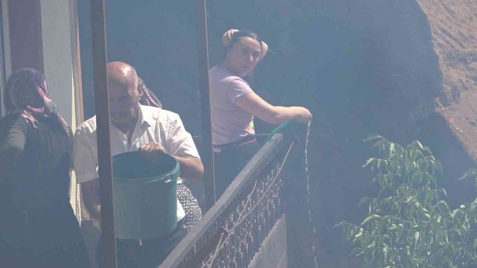 Gümüşhane’de Bir Evin Bahçesinde Çıkan Yangın Paniğe Neden Oldu