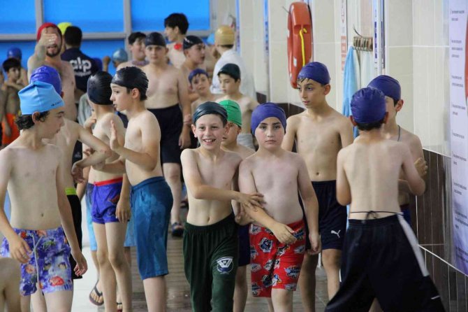 Gümüşhane’de Köyden Gelen Çocuklar İlk Defa Havuzla Tanıştı