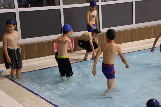 Gümüşhane’de Köyden Gelen Çocuklar İlk Defa Havuzla Tanıştı