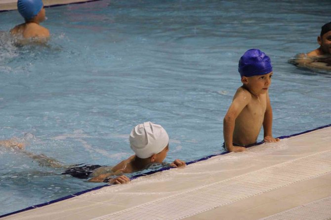 Gümüşhane’de Köyden Gelen Çocuklar İlk Defa Havuzla Tanıştı