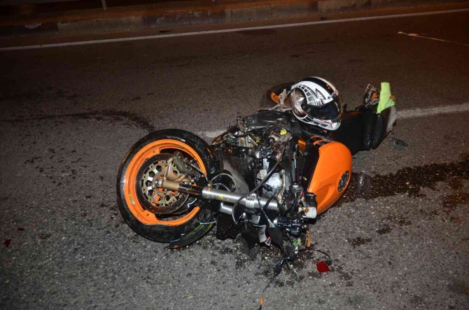 Antalya’da Otomobile Arkadan Çarpan Motosiklet Sürücüsü Yaralandı
