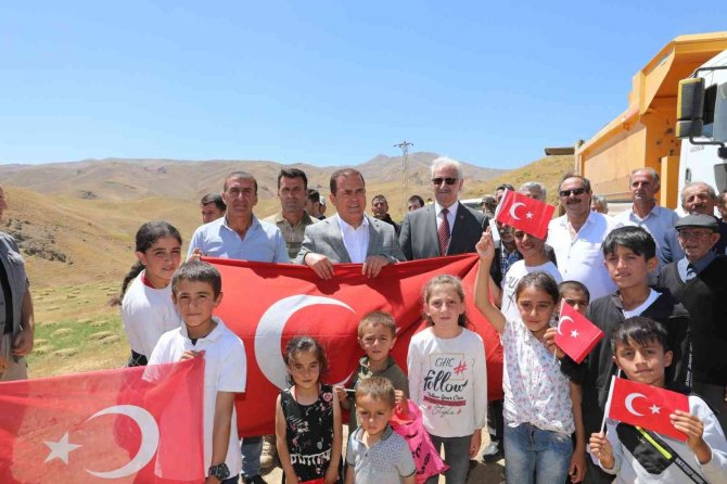 Vali Akbıyık, Türk Bayraklarıyla Karşılandı