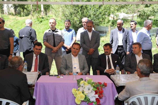 Vali Akbıyık, Türk Bayraklarıyla Karşılandı