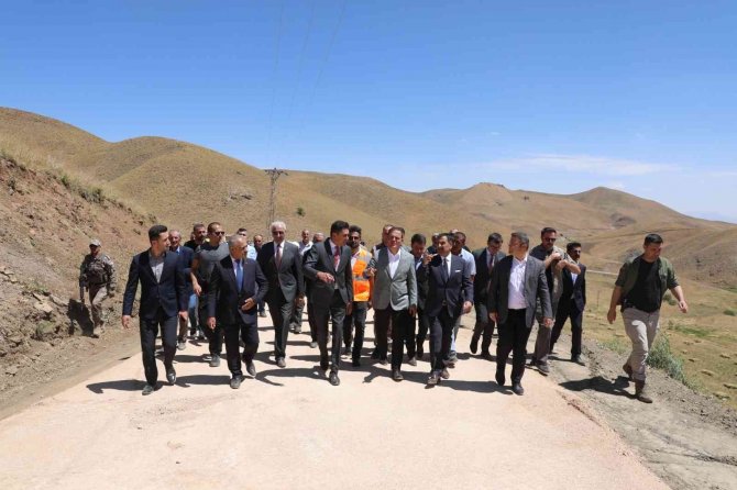 Vali Akbıyık, Türk Bayraklarıyla Karşılandı