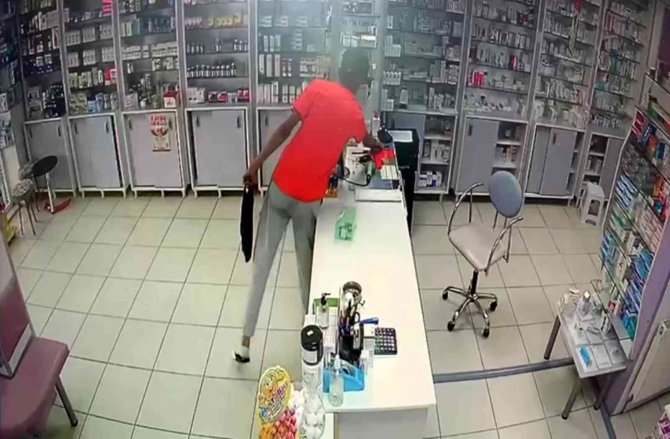 Hasta Gibi Geldi, Sadaka Kutusu Ve Telefonu Çaldı