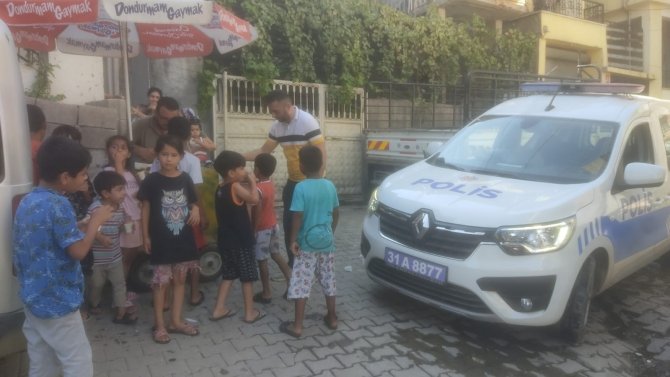 Polis Operasyonda Çocuklar Korkmasın Diye Dondurma Dağıttı