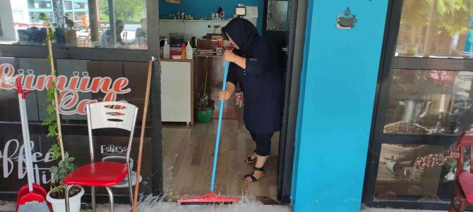 Hırsız Su Sayacını Çaldı, İş Yerini Su Bastı