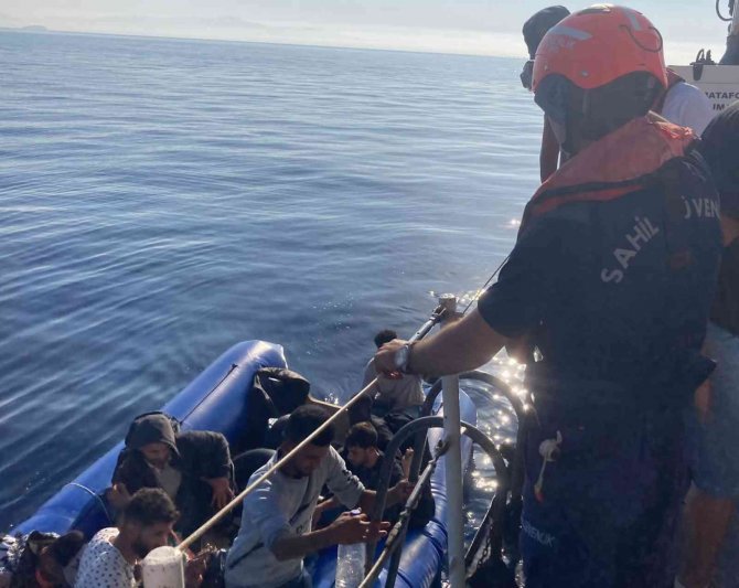 İ̇zmir Açıklarında 83 Düzensiz Göçmen Yakalandı, 41 Göçmen Kurtarıldı