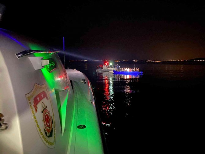 İ̇zmir Açıklarında 83 Düzensiz Göçmen Yakalandı, 41 Göçmen Kurtarıldı