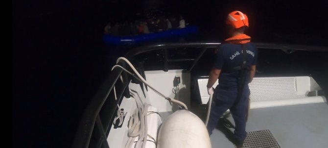 İ̇zmir Açıklarında 44 Düzensiz Göçmen Yakalandı, 23’ü Kurtarıldı