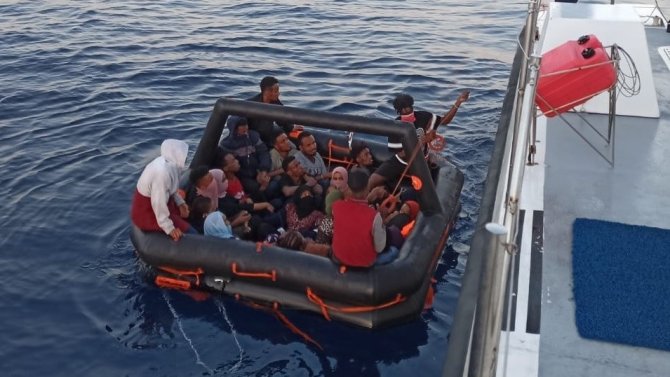 İ̇zmir Açıklarında 44 Düzensiz Göçmen Yakalandı, 23’ü Kurtarıldı