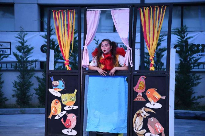 Kadıköy’de “Mahallemde Çocuk Tiyatrosu” Devam Ediyor