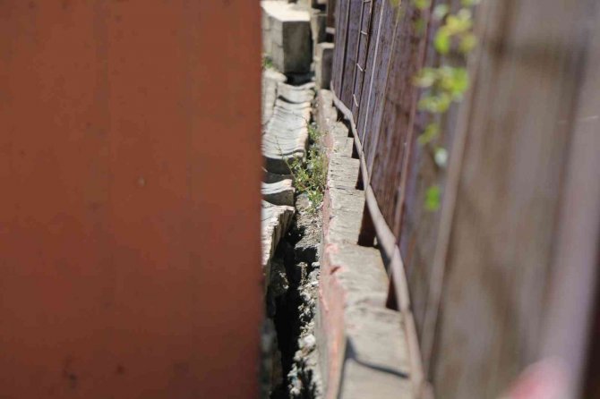 Okul Ve Apartman Arasındaki Yıkılma Tehlikesi Bulunan İstinat Duvarı Risk Oluşturuyor