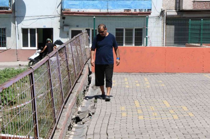 Okul Ve Apartman Arasındaki Yıkılma Tehlikesi Bulunan İstinat Duvarı Risk Oluşturuyor