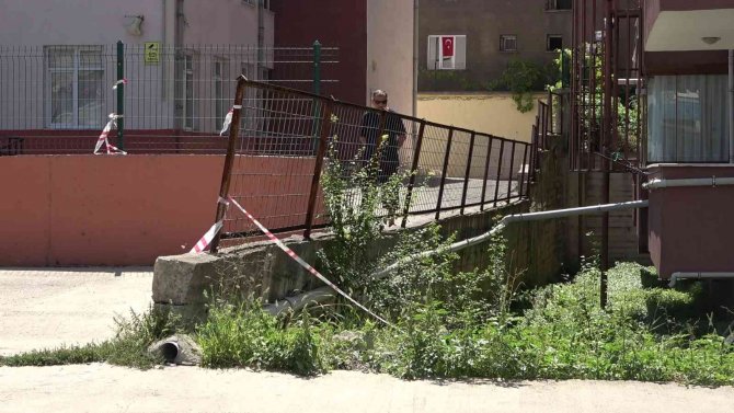 Okul Ve Apartman Arasındaki Yıkılma Tehlikesi Bulunan İstinat Duvarı Risk Oluşturuyor