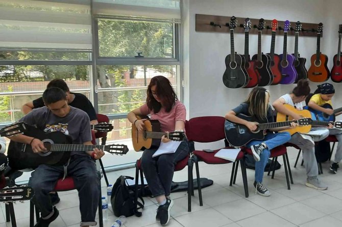 Gençlik Merkezi’nin Gitar Eğitimlerine Yoğun İlgi