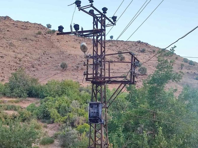 Felçli Adamın 10 Ton Samanı Kül Oldu