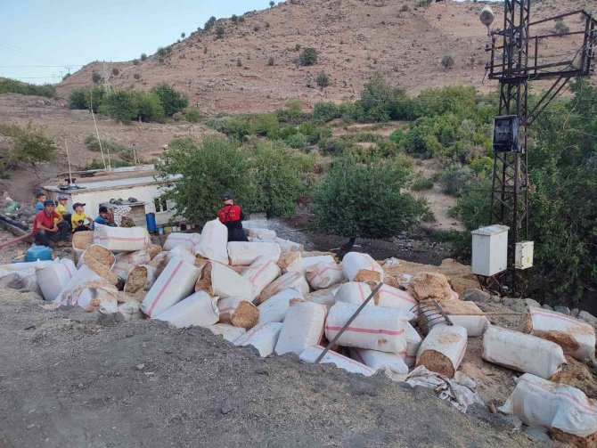 Felçli Adamın 10 Ton Samanı Kül Oldu