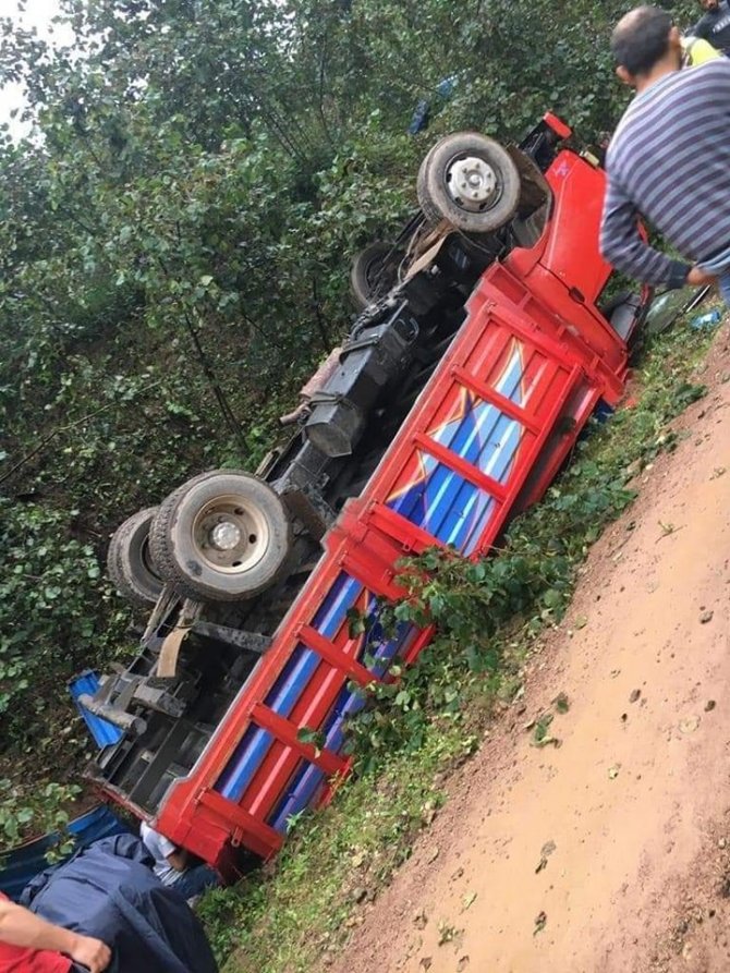 Fındık İşçilerini Taşıyan Kamyon Şarampole Yuvarlandı: 13 Yaralı