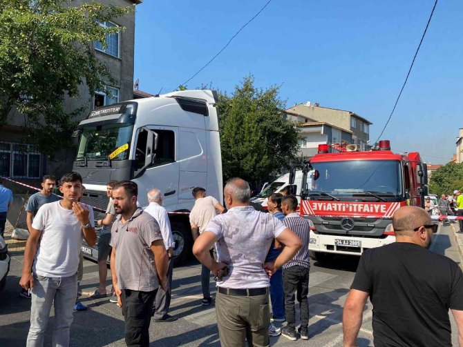 Ataşehir’de Feci Kaza: Tırın Altında 100 Metre Sürüklenen Yaşlı Kadın Hayatını Kaybetti