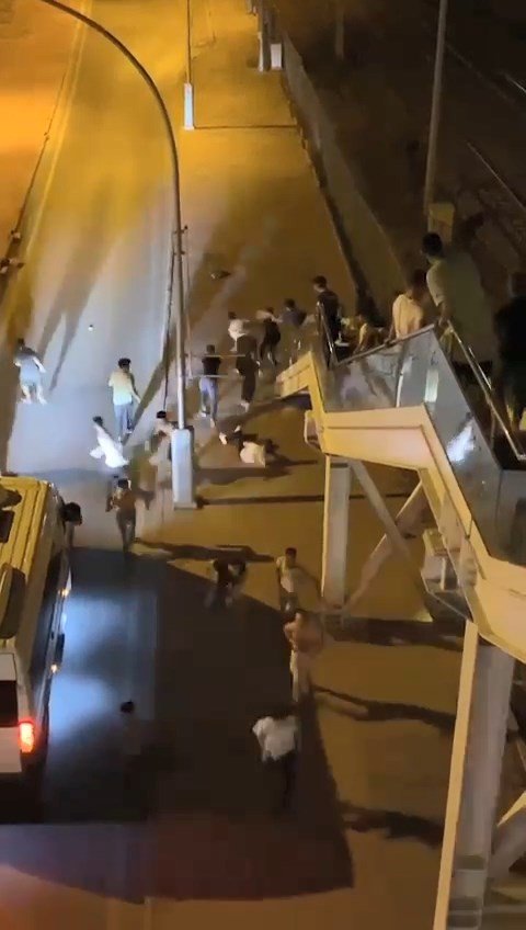 Köprü Altında Kavgaya Tutuşan Gençler, Biber Gazı Sıkılınca Böyle Kaçtı