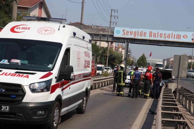 Otomobil Bariyerlere Ok Gibi Saplandı: 1 Ağır Yaralı
