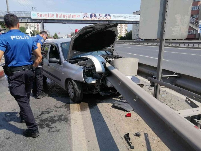 Otomobil Bariyerlere Ok Gibi Saplandı: 1 Ağır Yaralı