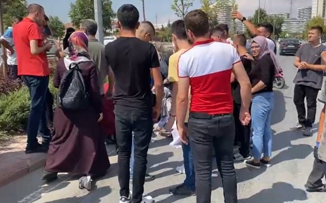 Otomobilin Çarptığı Yaralıya İlk Müdahaleyi Sağlık Ocağındaki Doktor Yaptı