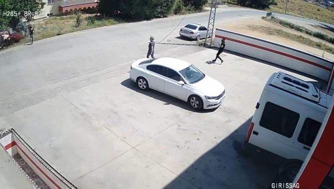 Hızlı Girdiği Virajda Kontrolden Çıkan Otomobilin Devrilme Anı Kamerada