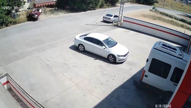 Hızlı Girdiği Virajda Kontrolden Çıkan Otomobilin Devrilme Anı Kamerada