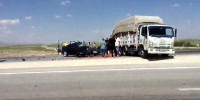 Kamyonla Çarpışan Otomobil Hurdaya Döndü: 1 Yaralı