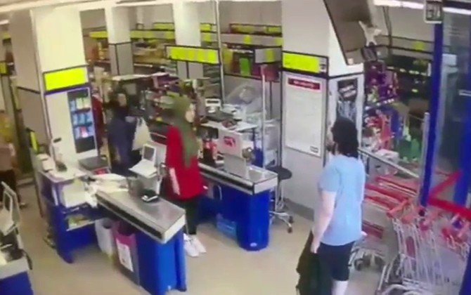 Küçükçekmece’de Markette Bıçaklı Soygun Kamera