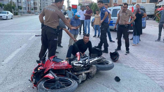 Polisten Kaçan Motosiklet Sürücüsü Kamyonete Çarpınca Yakalandı