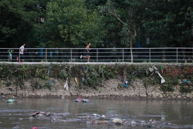 Nepal’in Sembollerinden Bagmati Nehri Siyaha Büründü