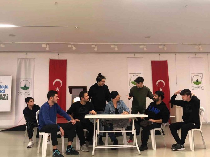 Gençler Sahne Tozunu Osmangazi’de Yutuyor