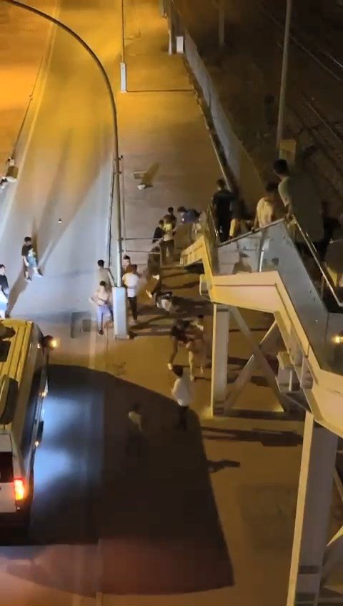 Köprü Altında Kavgaya Tutuşan Gençler, Biber Gazı Sıkılınca Böyle Kaçtı